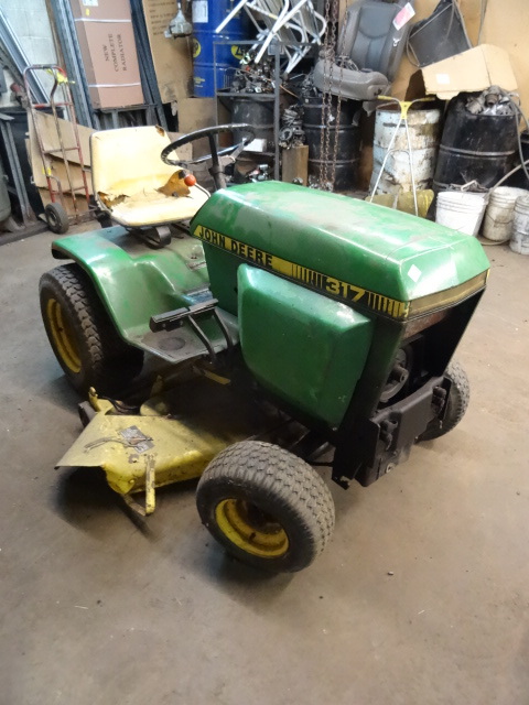 lot 43 image: 317. John Deere Lawn Tractor, Hydrostatic.