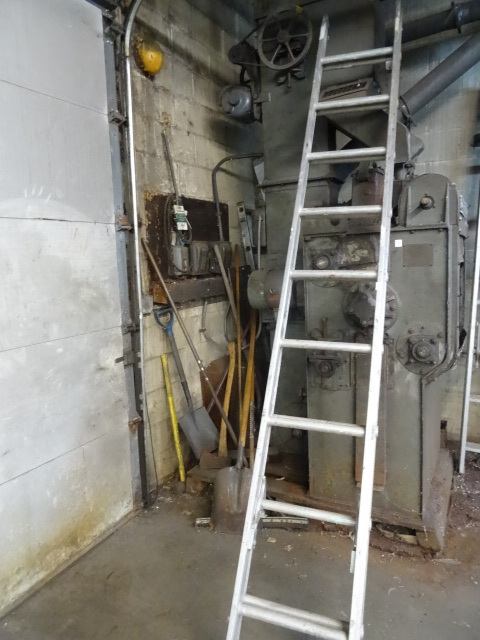 lot 49 image: 18 Aluminum Extension Ladder