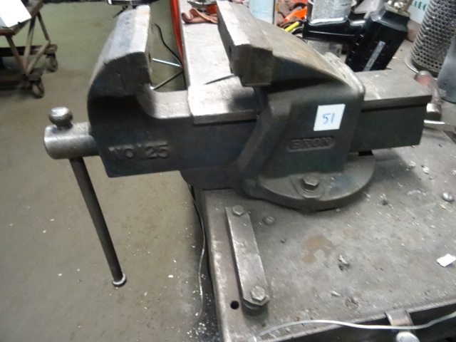 lot 51 image: Eron # 125 Heavy Duty Bench Vise 5
