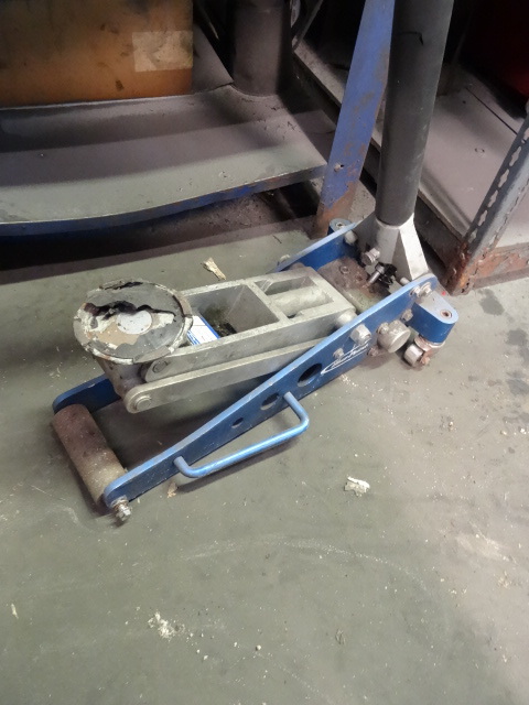 lot 55 image: Blue Point 1.5 Ton Aluminum Service Jack.