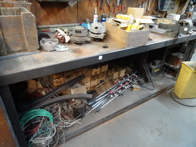 lot 72 image: All Metal Work Bench. 100 X 30 X 37.