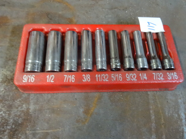 lot 117 image: Standard Snap On 14 Drive Deep Socket Set