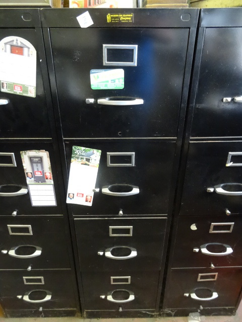 lot 142 image: 15 Metal 4 Drawer File Cabinet