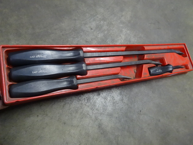 lot 168 image: 4 Piece Snap On Pry Bar Set