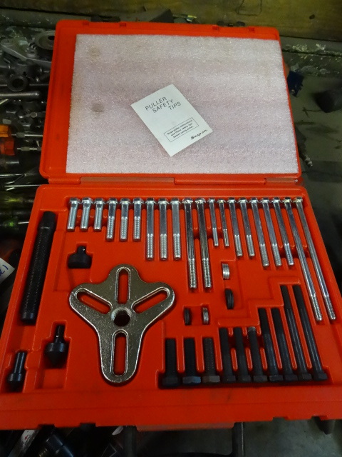 lot 187 image: Snap On Bolt Grip Puller Set