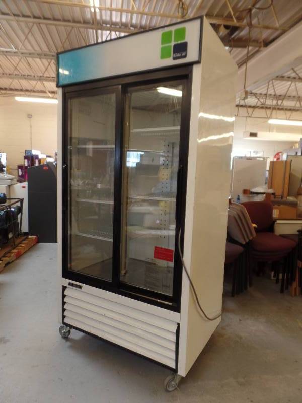 GLASS DOOR REFRIGERATER MERCHANDISER
