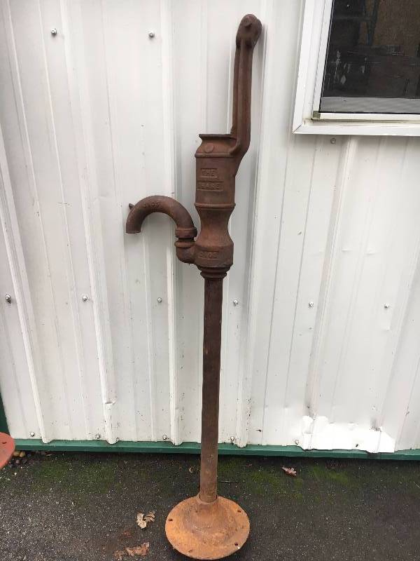 lot 4 image: Vintage Water Pump The Chase