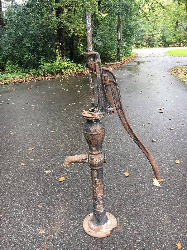 lot 5 image: Vintage Water Pump