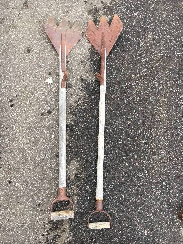 lot 47 image: Vintage Hay Knife Cutters