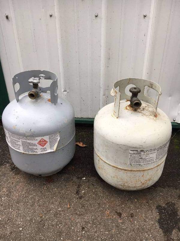 lot 59 image: Pair of 20lbs Propane Tanks