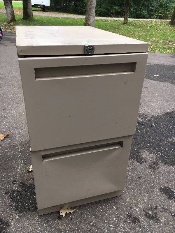 lot 66 image: 2 Drawer File Cabinet