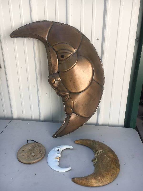 lot 75 image: Lot of Moon Home Dcor