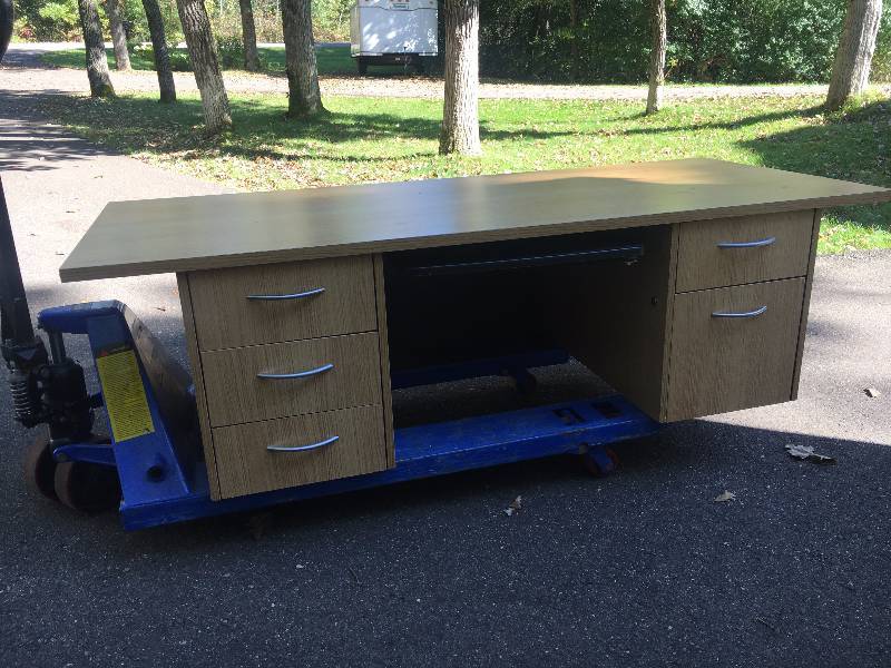 lot 87 image: Office Desk