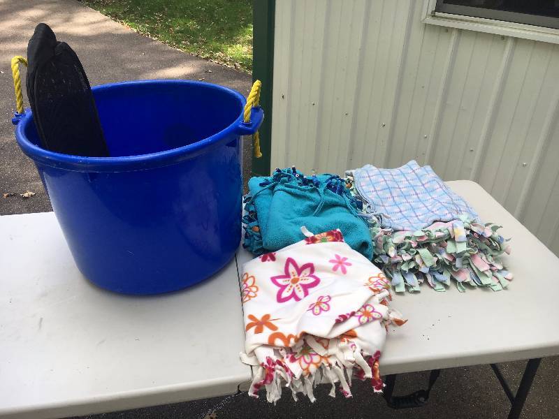 lot 100 image: Storage Tote w Blankets