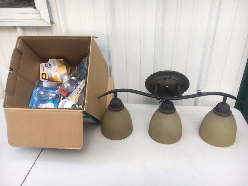 lot 106 image: Lot of Light Bulbs and Vanity Light