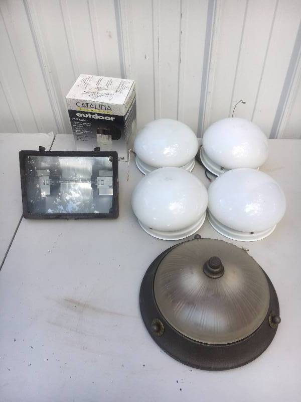 lot 111 image: Lot of Light Fixtures