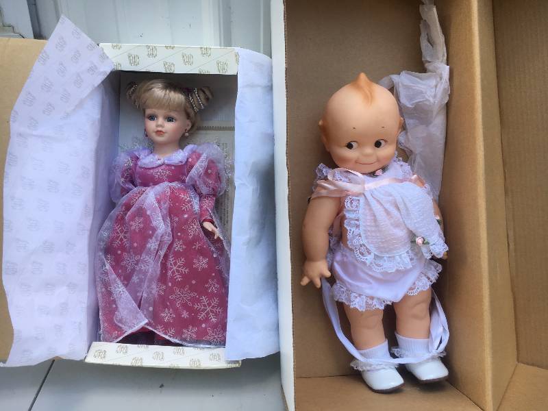 lot 117 image: Pair of Collectible Dolls