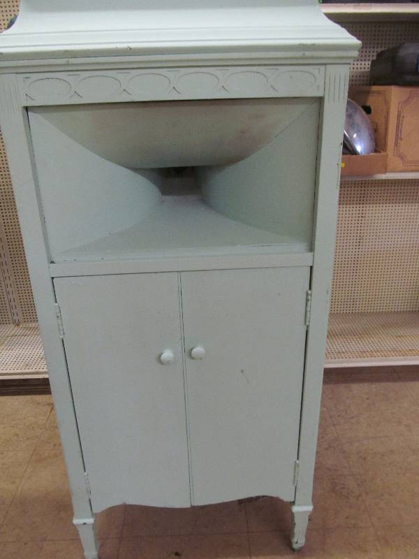 lot 11 image: vintage turntable