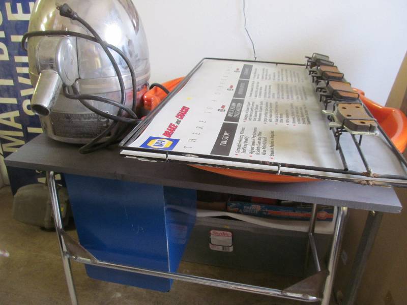 lot 13 image: desk