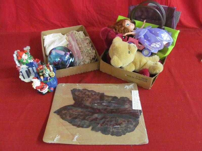 lot 14 image: collectibles