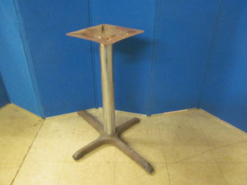 lot 35 image: pedestal
