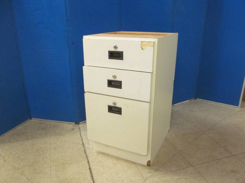 lot 61 image: cabinet