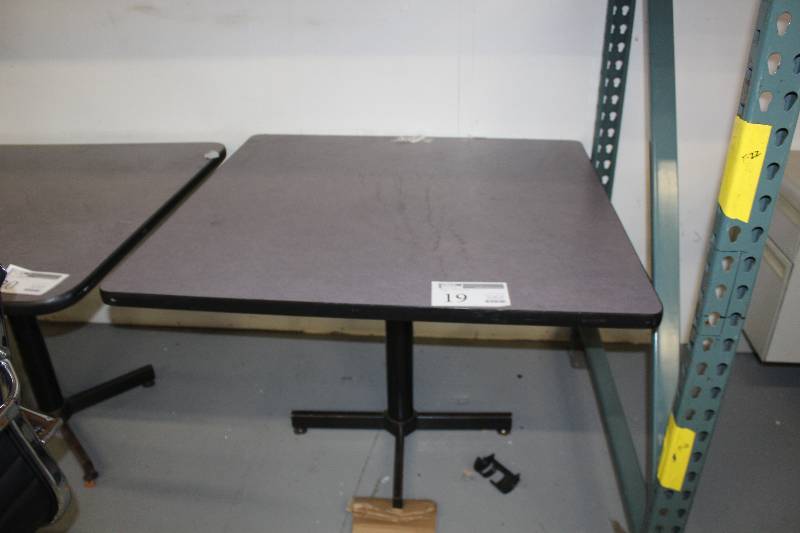 lot 19 image: Table