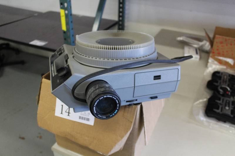 lot 14 image: Kodak Ektagraphic III Slide Projector w 5-Extra Slide Trays