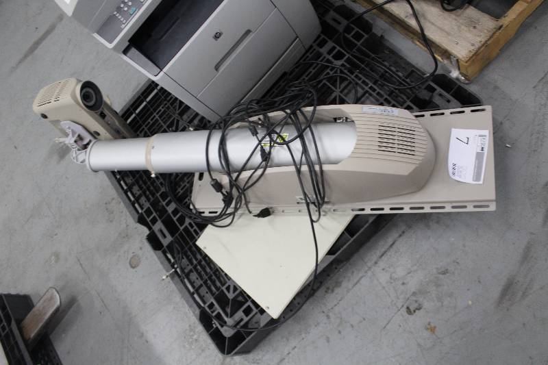 lot 7 image: Vikuiti Super Close Projection Projector
