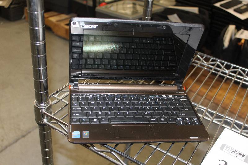 lot 37 image: Acer Aspire One Laptop Computer