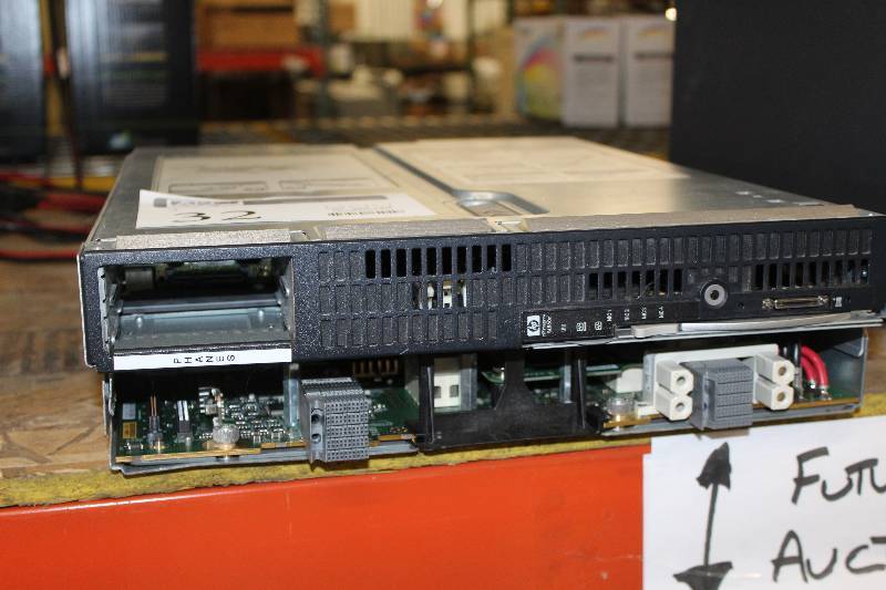 lot 32 image: Lot of (2) HP Integrity Computer