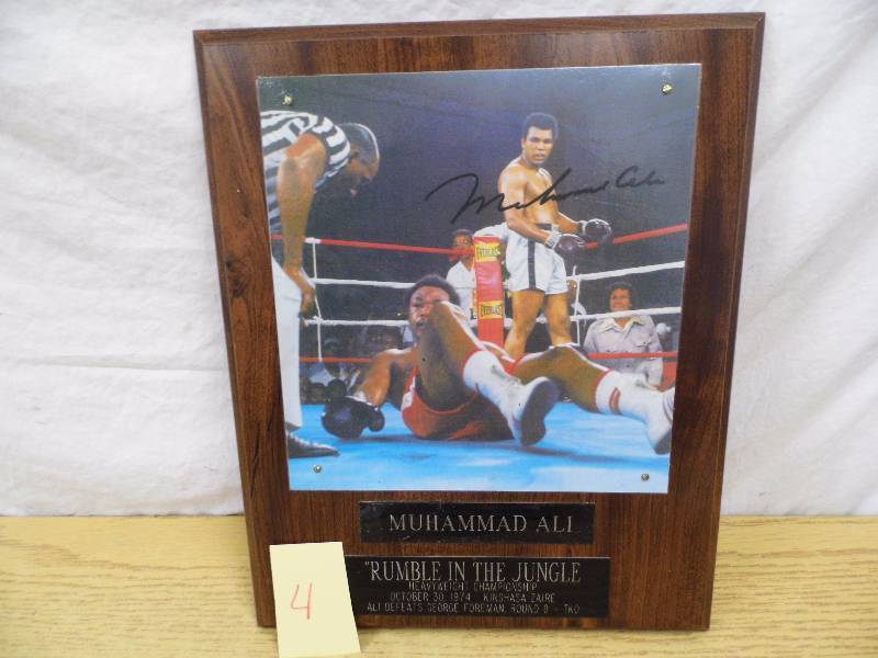 lot 4 image: Muhammed Ali Signed Photo