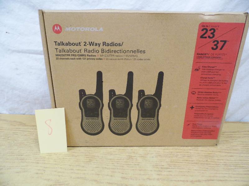 lot 8 image: Motorola Talkabout 2 Way Radios