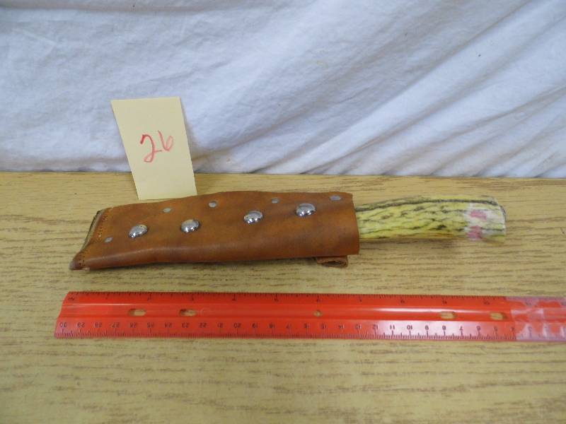 lot 26 image: Knife w Sheath