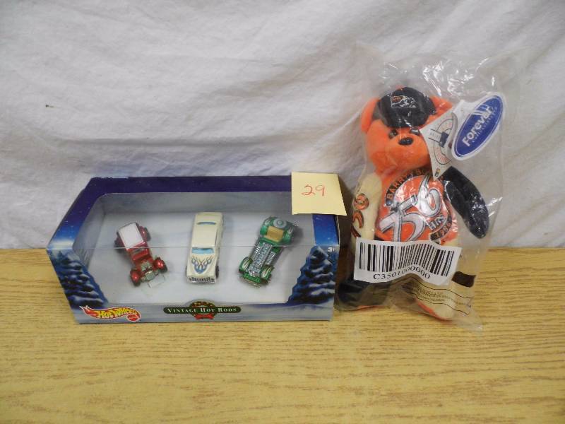 lot 29 image: Hotwheels - Barry Bonds Beanie
