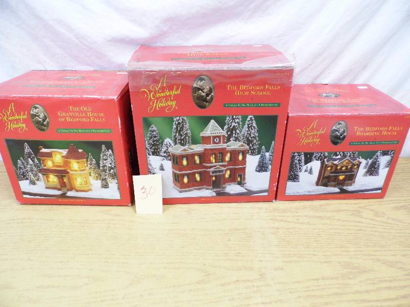 lot 30 image: 3 Piece Wonderful Holiday Village