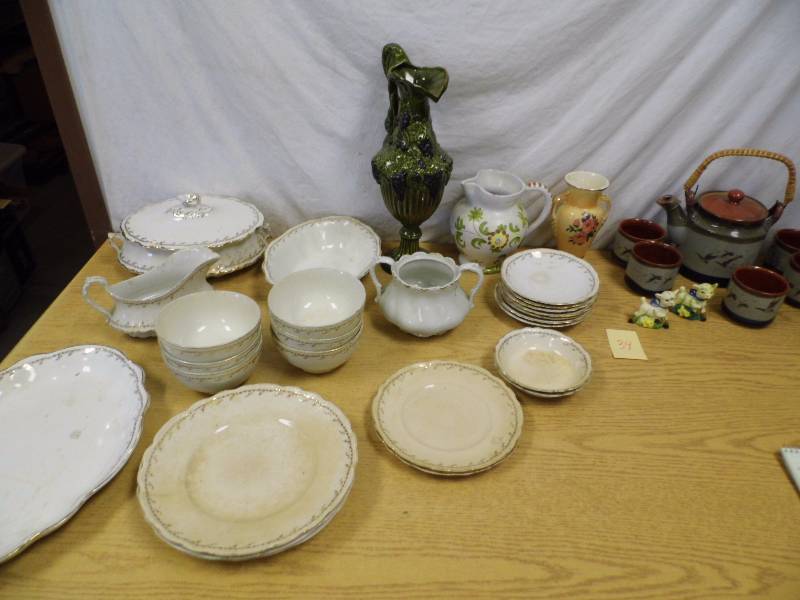 lot 34 image: Vintage Dishes - Pottery