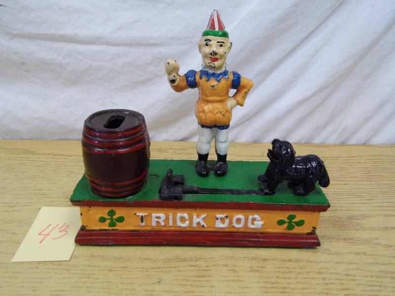 lot 43 image: Trick Dog Cast Iron Bank