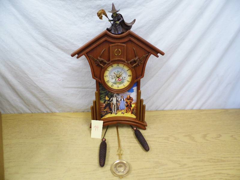 lot 74 image: Wizard of Oz Pendulum Clock