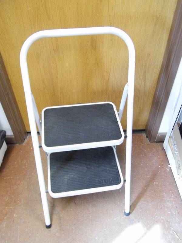 lot 121 image: Step Stoop - 3 Stools