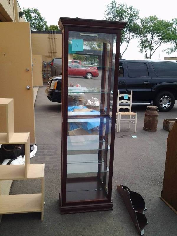 lot 1 image: Curio Display Cabinet 24x12x76