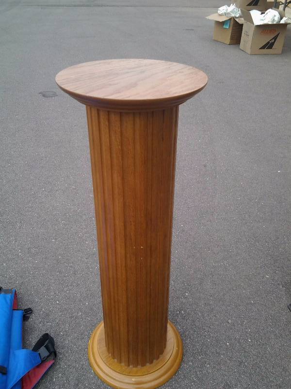 lot 9 image: Oak Pedestal Plant Stand 32