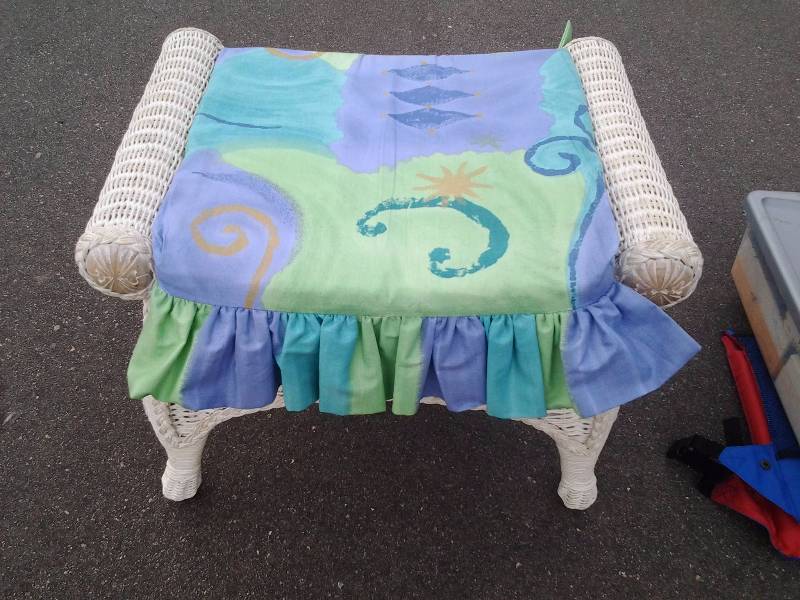 lot 16 image: Fancy Wicker Bench With Cushion 24x18x20