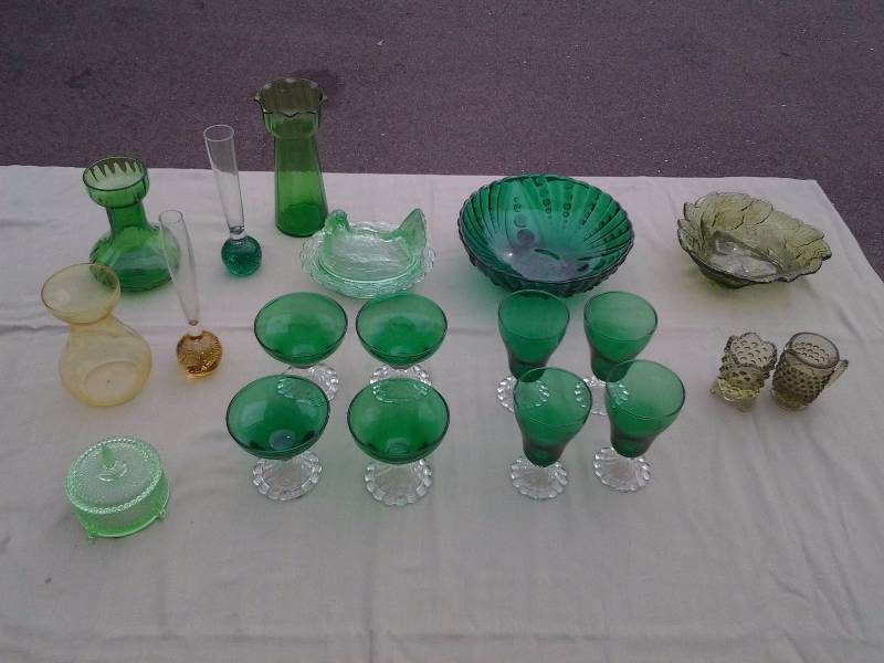 lot 19 image: Vintage Green Glassware & 2-Pieces Amber Glass