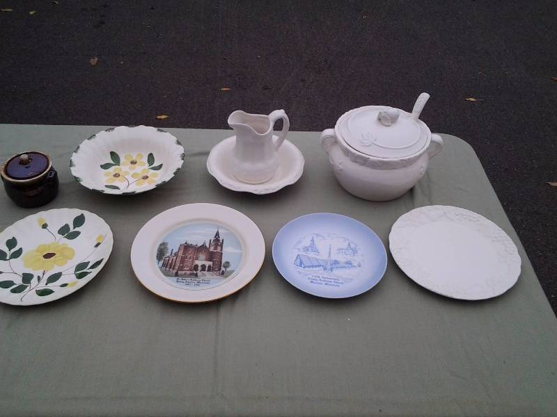 lot 28 image: Blue Ridge Bowl & Plate, Souvenir Plates, Bowl & Pitcher, Tureen With Ladle, Small HULL Glazed Pot With Lid