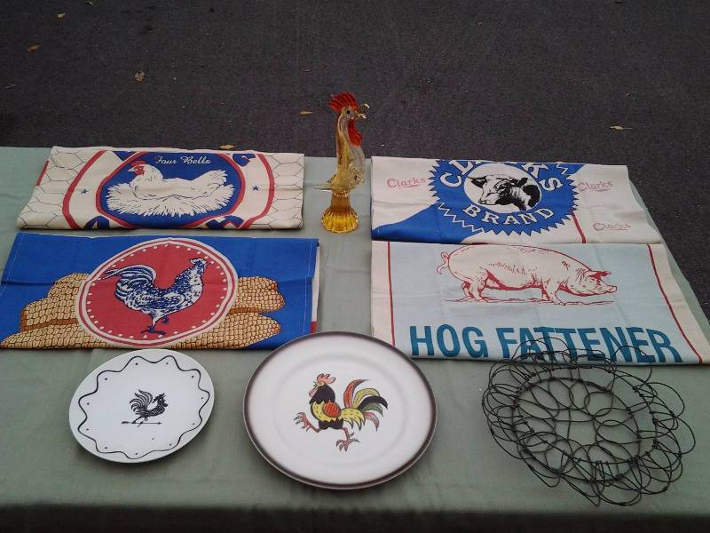 lot 29 image: 4-NEW Farmhouse Dish Towels, Art Glass Rooster, 2-Plates, 1-Wire Basket