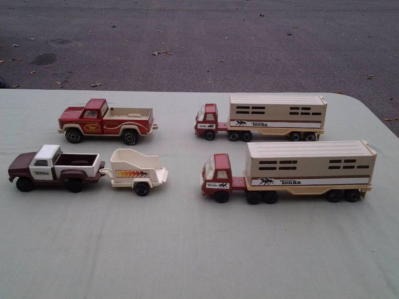 lot 40 image: 4-Collectible Tonka Truck Horse Trailers (With Horses), #55010