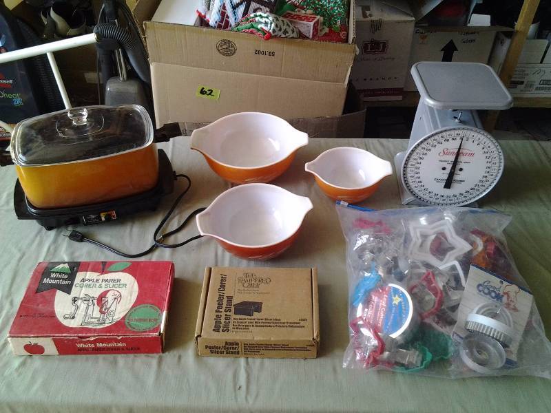 lot 41 image: Sunbeam 70 LB Scale, Bag Of Cookie Cuters, 3-Piece Pyrex Bowls, Apple Corer & Stand, West Bend Slow Cooker