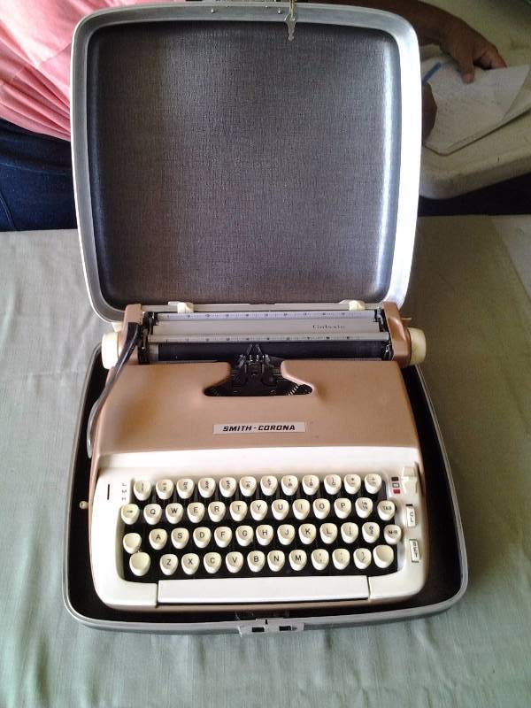 lot 62 image: Vintage Smith Corona Manual Typewriter With Case
