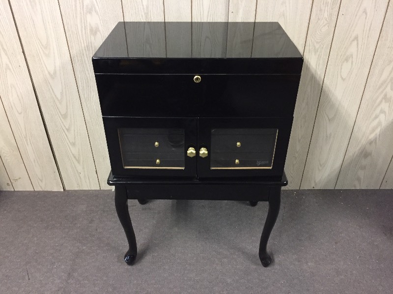 lot 52 image: Don Salvatore Humidor - Locking - Doors & Drawers